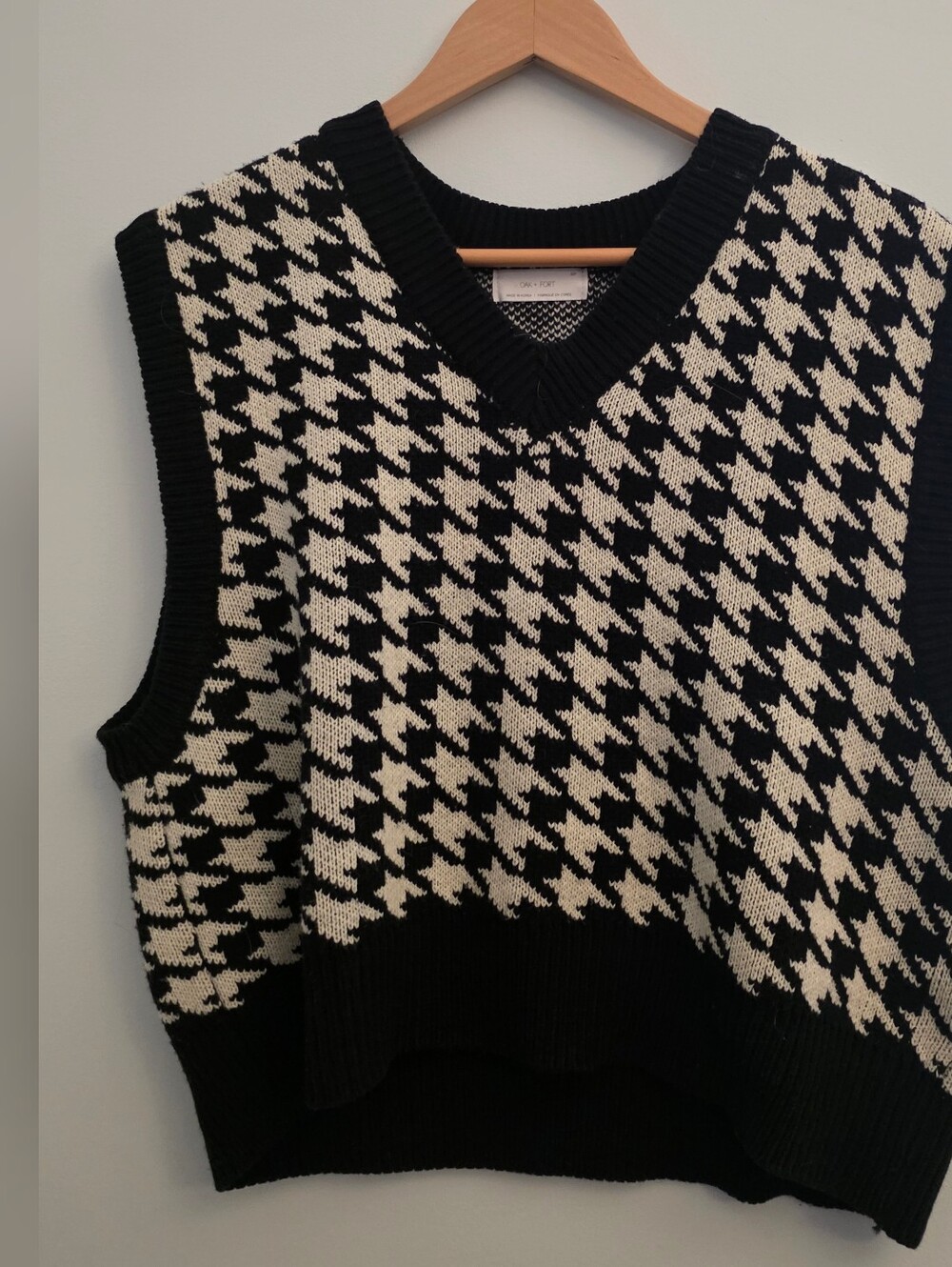 OAK + FORT Black & Cream Houndstooth V-Neck Sweater Vest